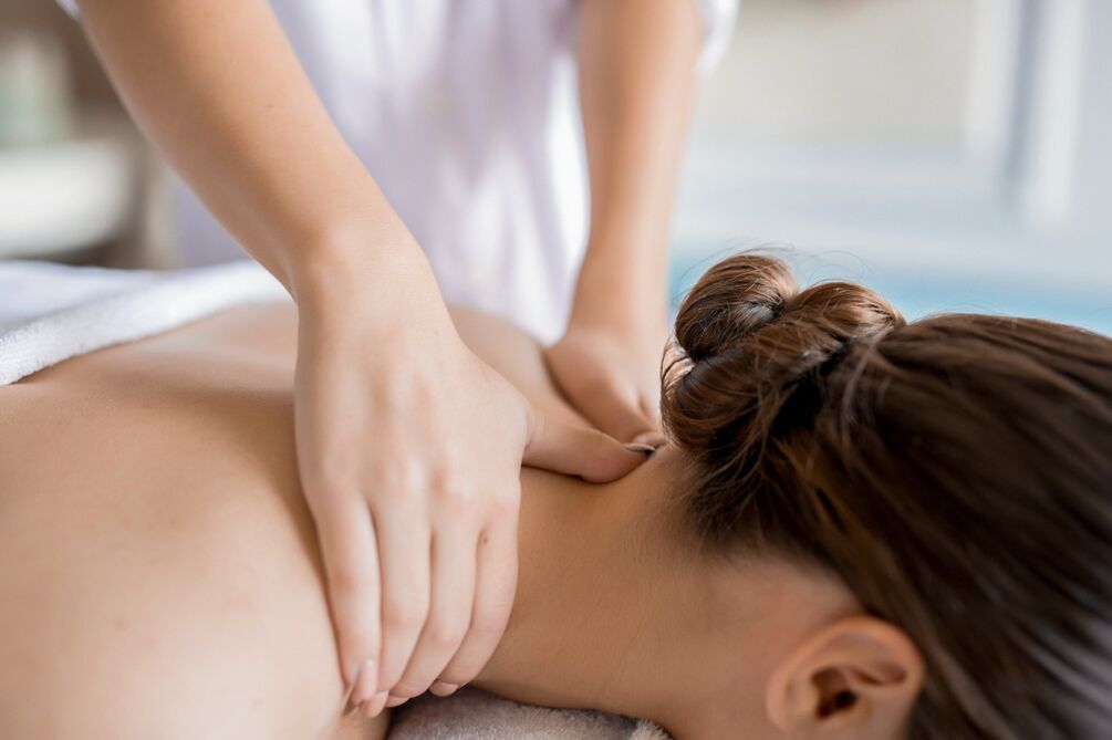 Sesión de masaje para el tratamiento de la osteocondrosis cervical.