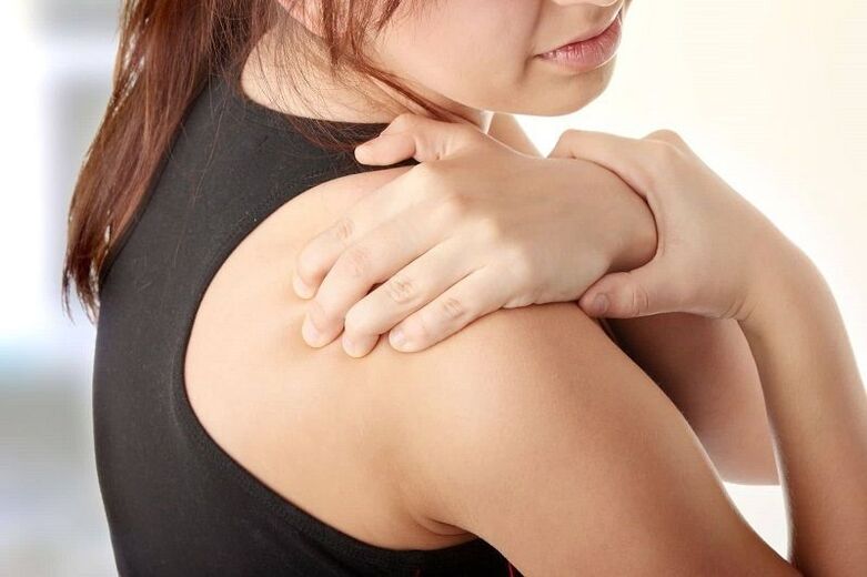 Con osteocondrosis cervical, el dolor se irradia al hombro. 
